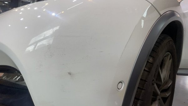 후드와 범퍼처럼 스크래치가 자주 생기는 부위를 중심으로 PPF를 시공해주셨습니다.