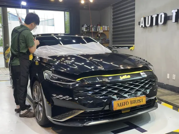 기둥 부분과 창틀 몰딩까지 광택 작업이 이어졌습니다.