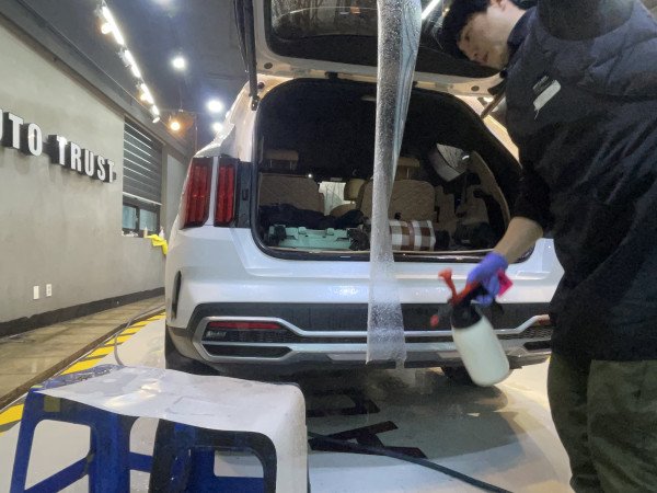 직접 방문해서 차량을 보여드렸더니, 펜더와 휠 아치 부분부터 꼼꼼하게 체크하시더라고요.