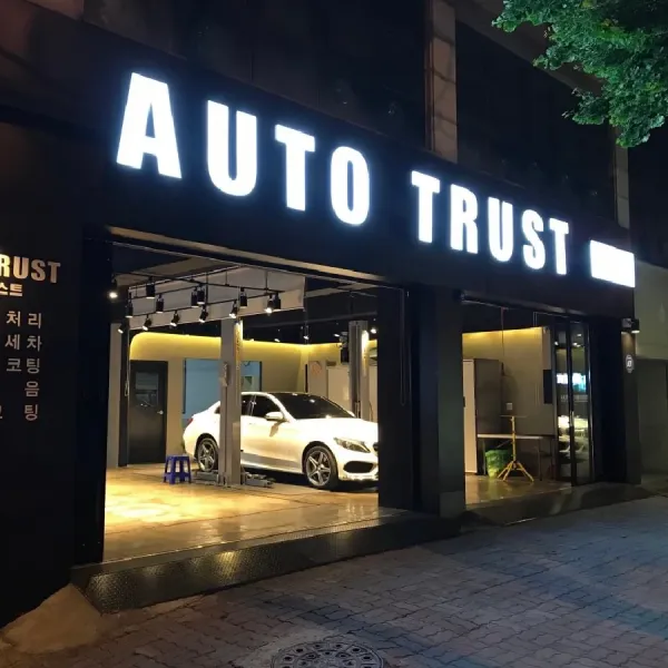 파란색이라고 해서 다 같은 파란색이 아니라는 걸, 볼보 C40을 처음 마주한 그 순간 온몸으로 느꼈습니다.