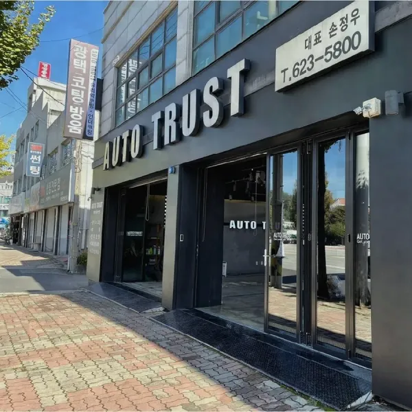쏘렌토 신차 뽑고 반년쯤 지났을 때, 세차하다가 조수석 뒤 휀더에 가느다란 기스가 생긴 걸 발견했습니다.