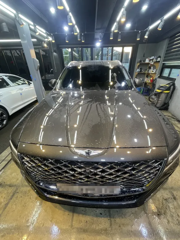 매장에 도착했을 때 마침 세차를 막 마친 차라 표면에 물기가 그대로 맺혀 있었다고 하셨어요.