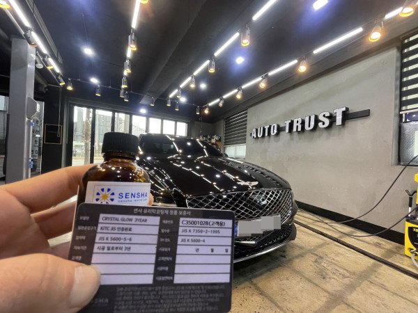 도어와 펜더 라인을 다시 비춰보시는데, 검정색이라 그런지 미세한 스크래치가 더 도드라져 보였습니다.