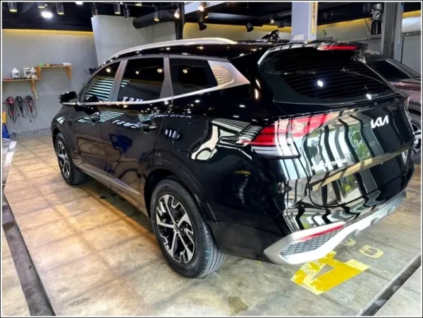 뒷모습 전체를 보니 KIA와 SPORTAGE 레터링이 선명했습니다.