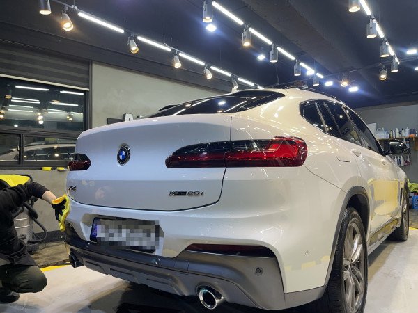 리어 전체를 클로즈업으로 담았는데 BMW 로고와 X4, xDrive20i 배지가 한 프레임에 다 들어왔습니다…