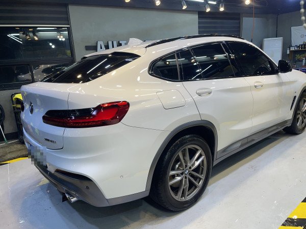 측후면 각도에서 조명이 길게 반사되는 걸 보니 시공이 거의 끝나가는구나 싶었습니다.