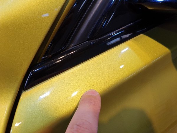 본격적인 코팅 단계로 넘어가면서 전면 BMW 엠블럼 앞에 유리막 제품과 보증서가 나란히 놓였습니다.
