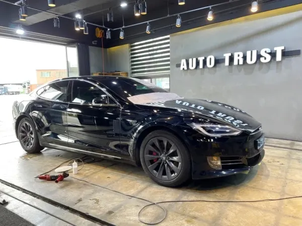 뒷유리와 트렁크 끝 립을 확대한 사진, 그리고 쿼터 패널 사진입니다.