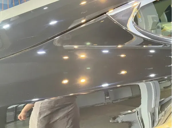 옆모습과 도어에 비친 제 모습을 찍은 사진입니다.
