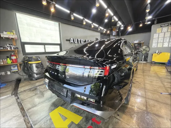 도착해서 차를 세우니 정면으로 H 엠블럼과 AUTO TRUST 벽면이 한 화면에 들어왔습니다.
