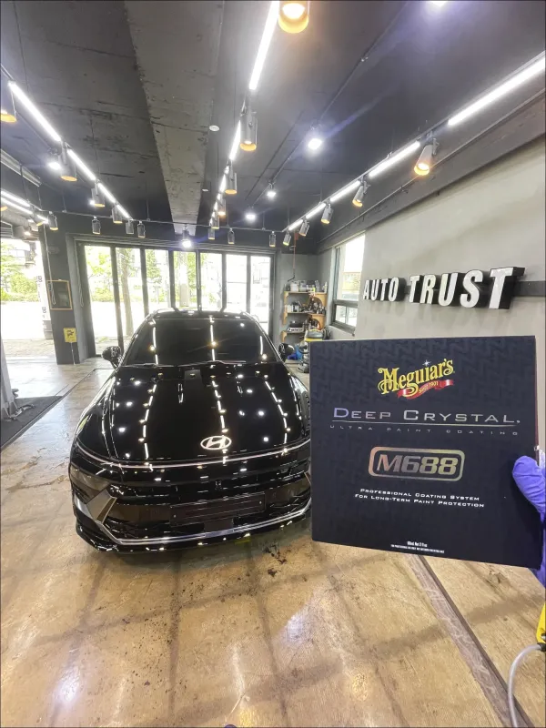 마지막 대각선 사진에서는 본넷이 거울처럼 AUTO TRUST 글자를 비춰 줍니다.