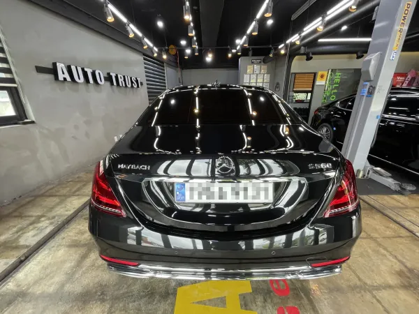 반대 방향에서 본 트렁크에는 MAYBACH 글자가 선명했습니다.
