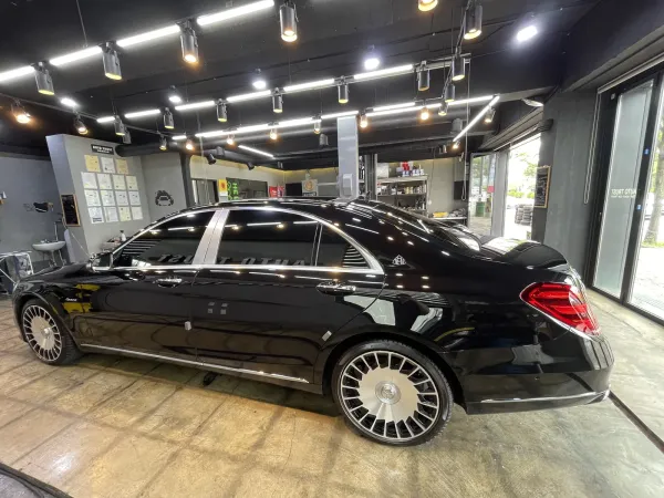 후방 정면에서 보면 번호판 위로 MAYBACH 글자가 가지런히 놓여 있습니다.