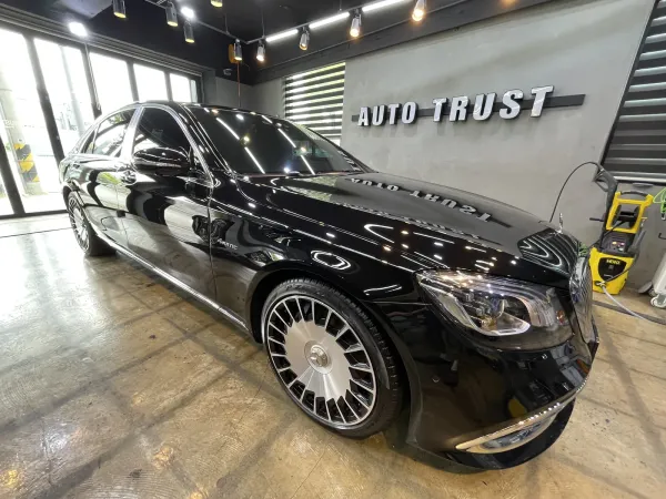 앞 왼편에서 찍은 사진에는 본넷 위로 AUTO TRUST 글자가 뒤집혀 비칩니다.