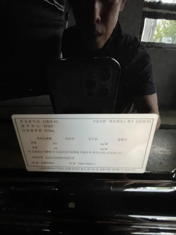 보닛을 활짝 연 채로 정면에서 찍은 컷입니다.