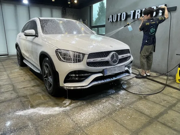 쇼핑몰 주차장에서 돌아와 보니 흰색 GLC 쿠페 옆면에 가느다란 선이 몇 줄 그어져 있었습니다.