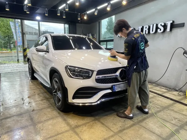 와이퍼 아래쪽 A필러 부근을 크게 확대한 사진입니다.