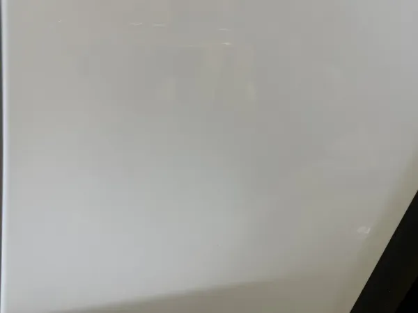 같은 문짝을 더 가까이서 찍은 사진에는 가로로 이어진 선이 선명하게 보입니다.